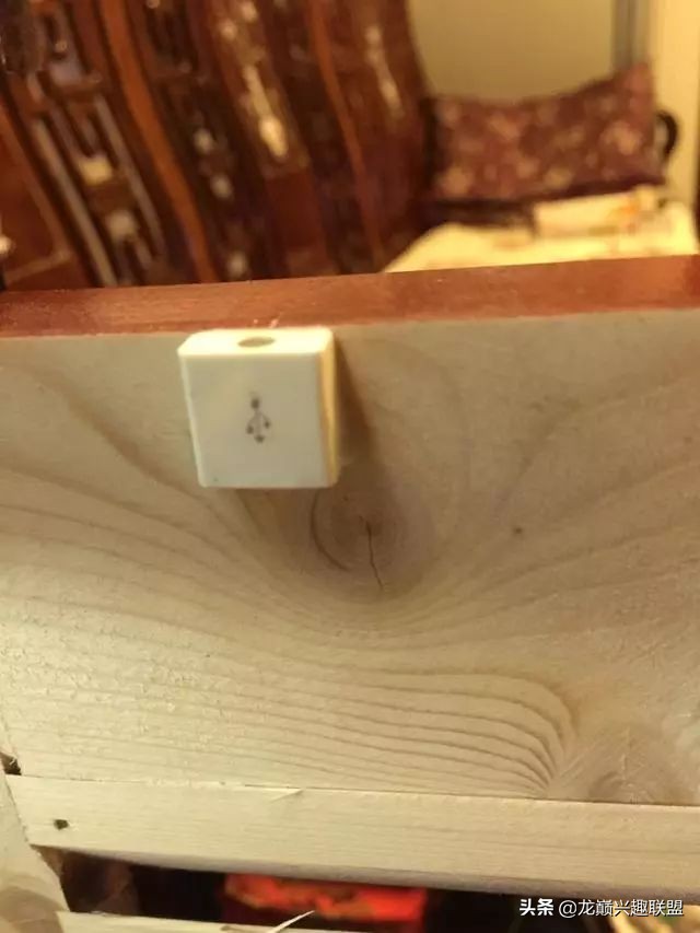 垃圾桶旁边的四方鱼缸，捡回去养了一缸金鱼，别说还挺不错