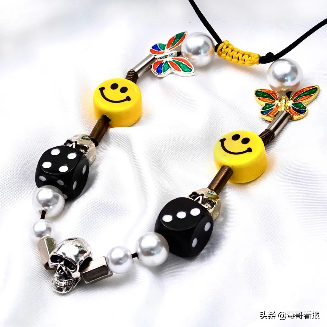 简约的首饰往往是穿搭的必杀技,首饰穿搭