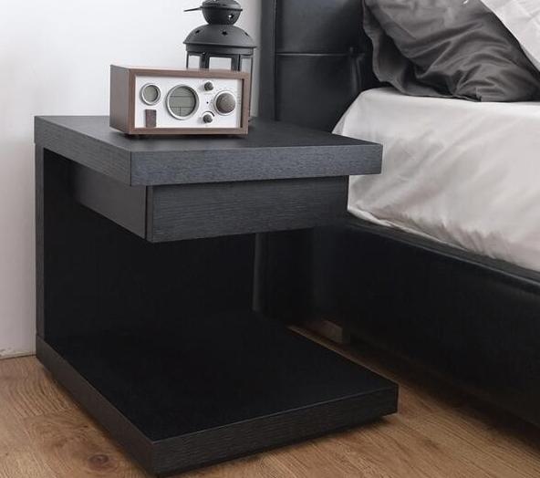 床头柜两个摆放在一边可以吗,卧室放一个衣柜好吗