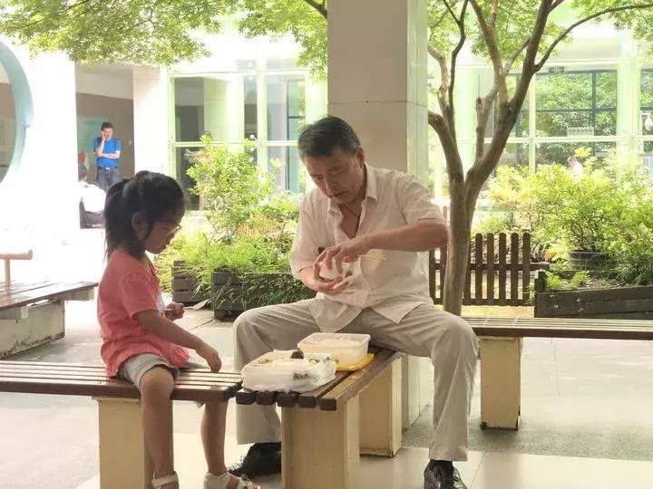 最恨放暑假！杭州陪读12年爷爷吐槽：每天早七晚九，实在受不了