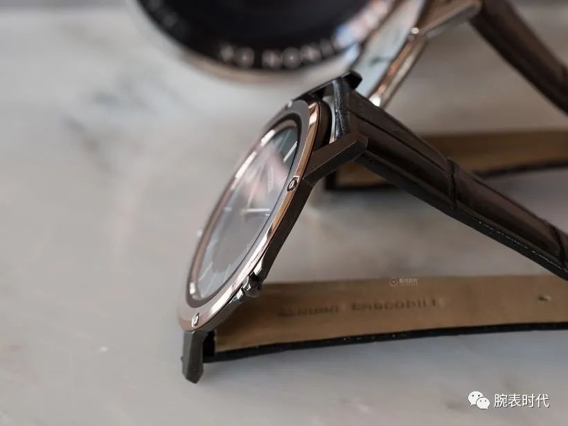 西铁城200多块钱,2500块钱买西铁城