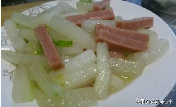 游泳会不会使湿气进入体内,游泳后热水冲澡湿气加重吗