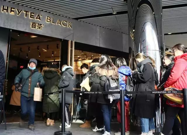 奶茶200块钱一杯排队八个小时,一杯奶茶60元排队买