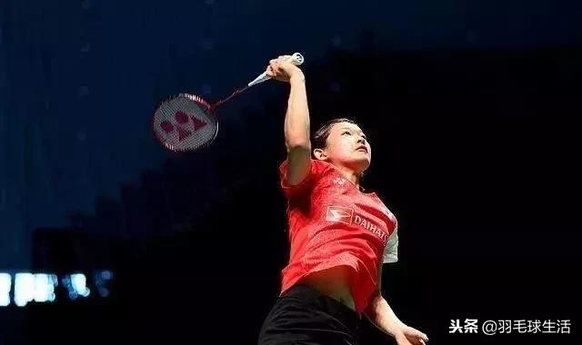 羽毛球反手高远球握拍和发力技巧,羽毛球高远球的打法和技巧