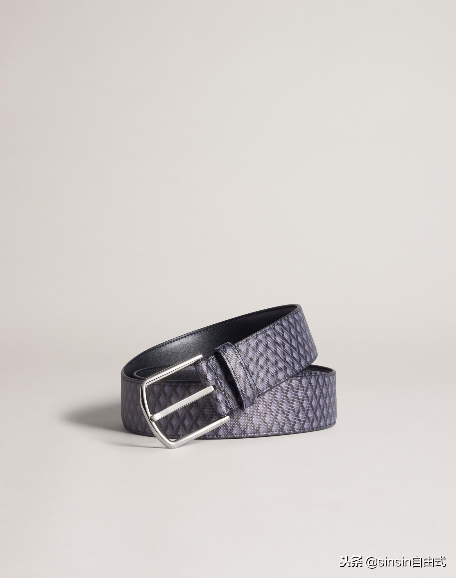 「时尚」1组机刻花纹行李包几件尼龙羽绒夹克衫还有3项跨界合作款