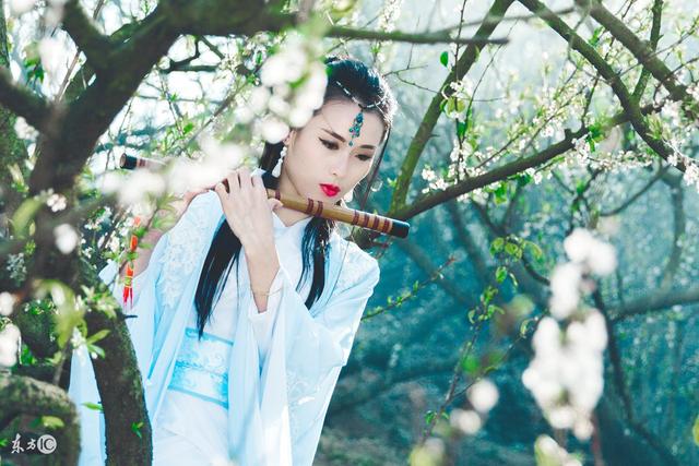 小说:他是一个小职员,无意间得到神秘人的亲传,学会了法术