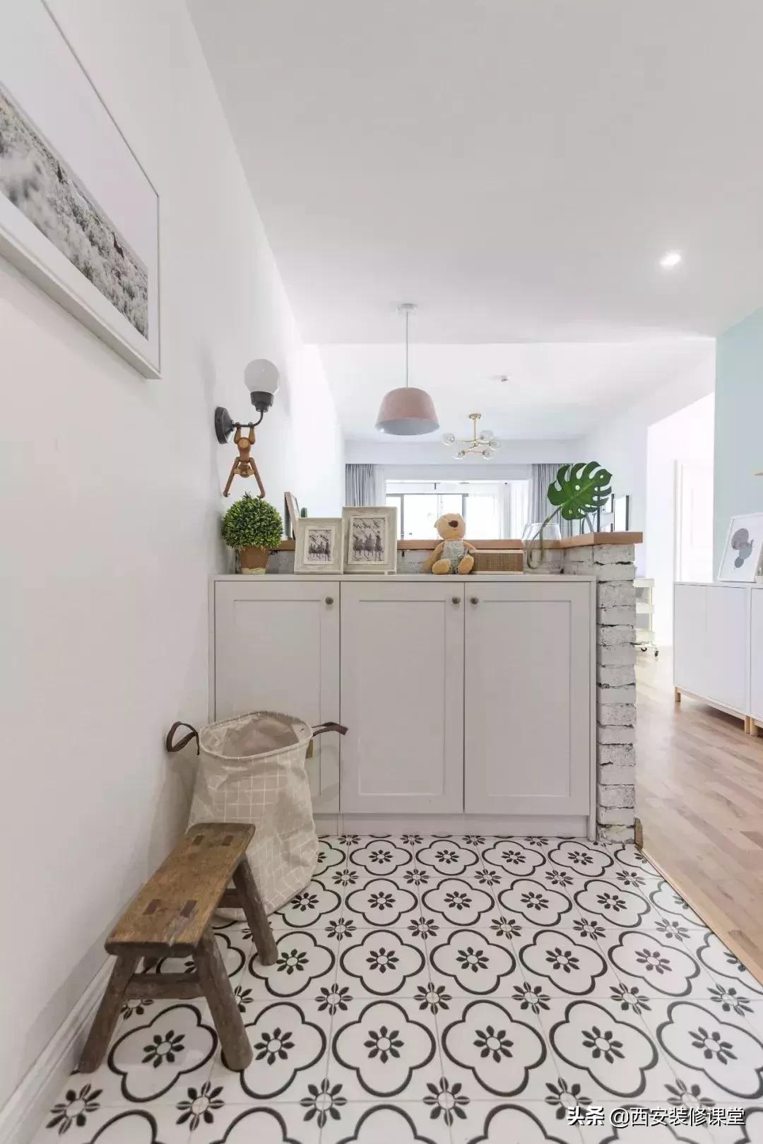 进门鞋柜设计右侧是餐厅隔断,红木鞋柜屏风隔断一体效果图