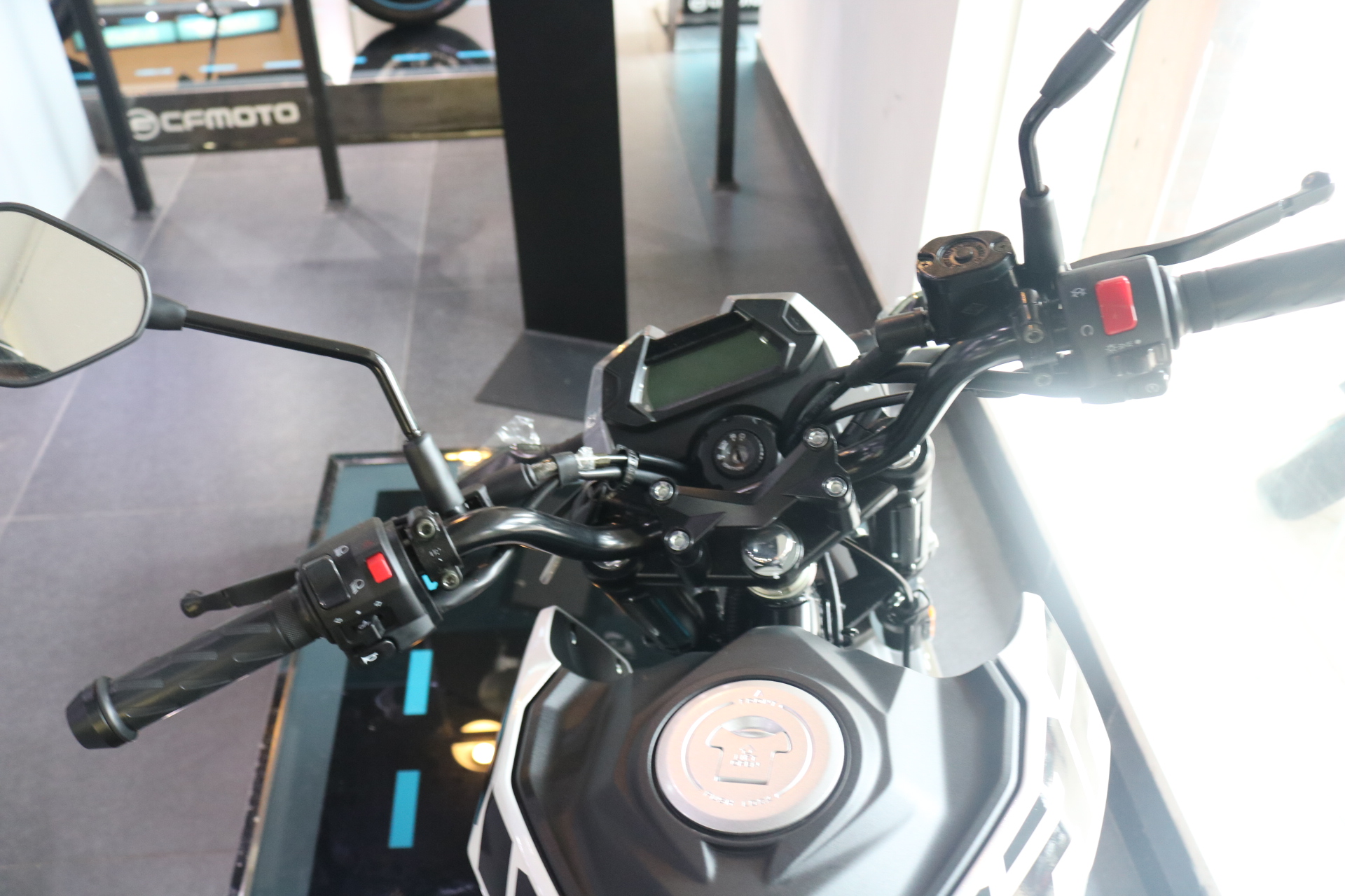 中国女骑手入门佳选春风125-3A摩托，价格8980元时速100公里