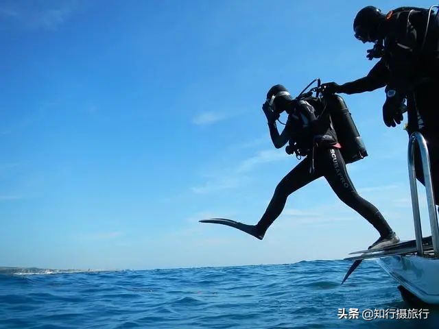 男子溺水命悬一线民警紧急救援,男子溺水被拍视频