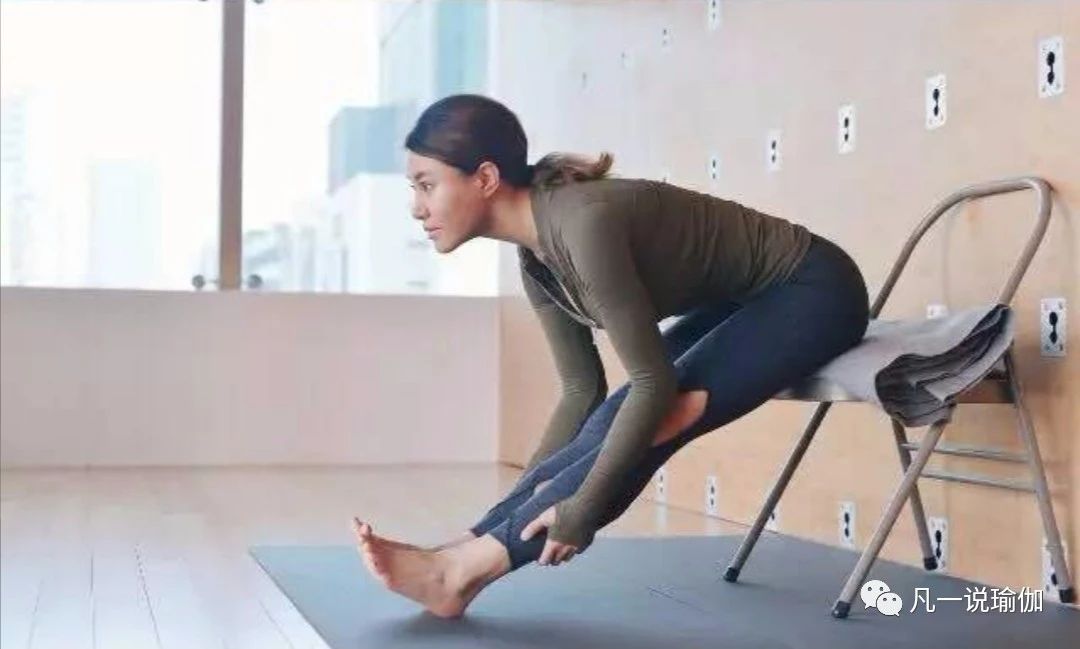 下犬体式如何才能不拱背,下犬过渡到跪姿过度