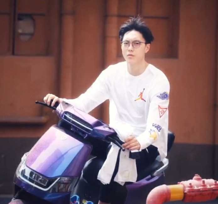 cba球员胡明轩打野球,cba胡明轩圈粉