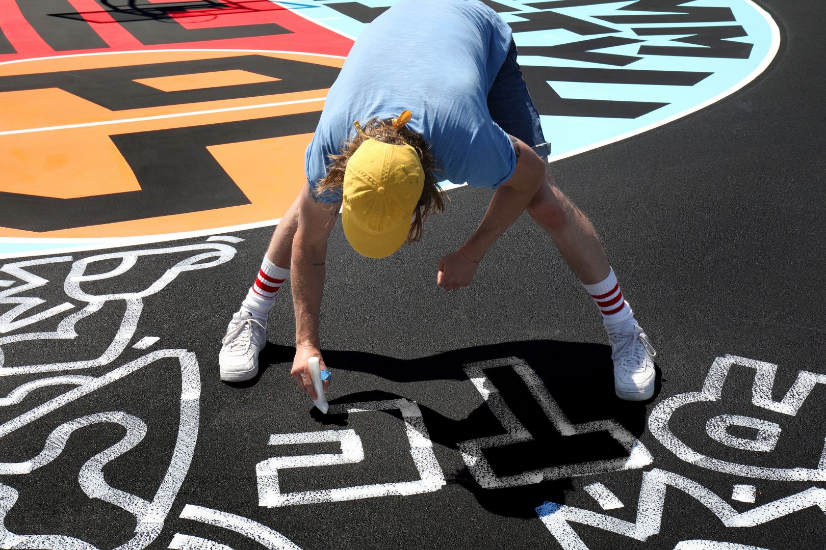 TimothyGoodman为学校的孩子们画了一整个篮球场