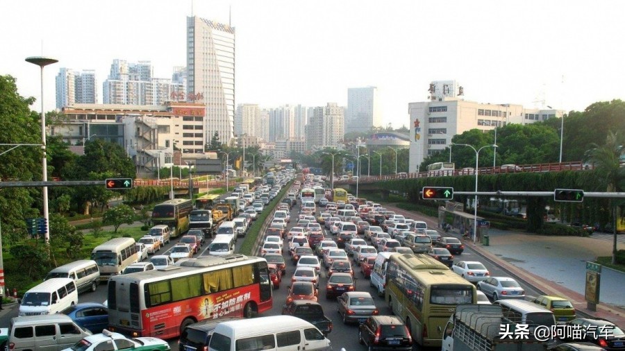 买车选自动还是手动哪个油耗最低,买车到底选择保值还是性价比