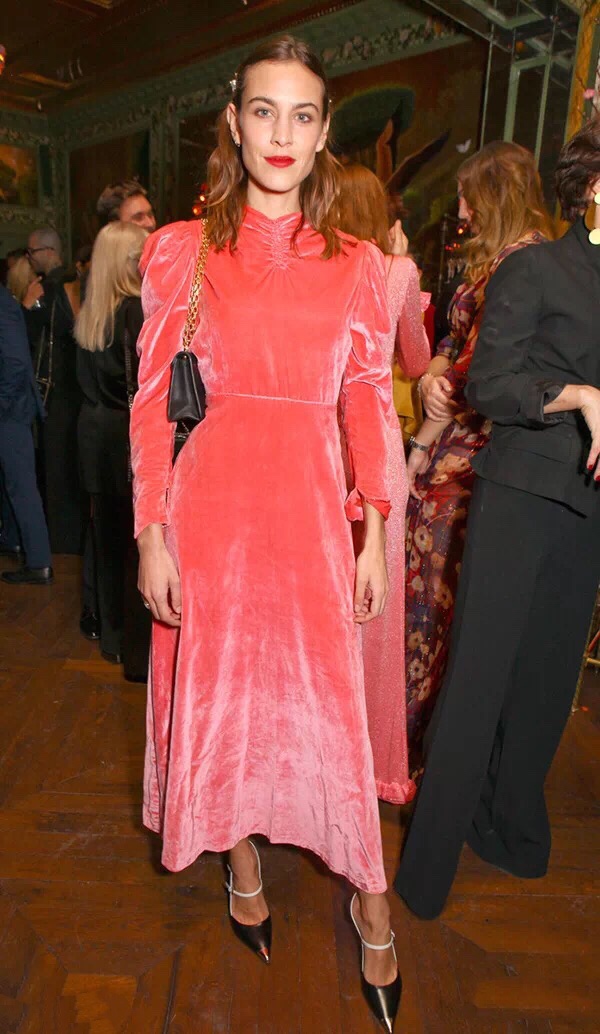 军嫂张馨予穿粉裙尽显娇艳,升级辣妈