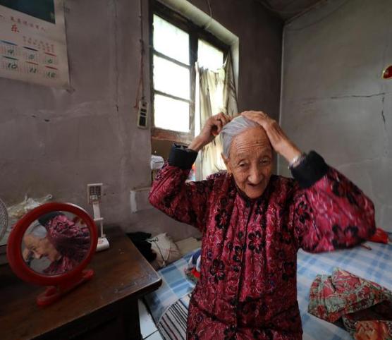 6岁为“美”被迫缠脚：三寸小脚走到百岁，看这位奶奶活成啥样子