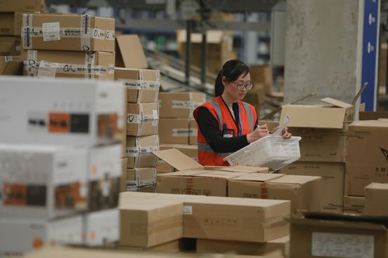 战胜马云的打包女王，转行干快递的副教授……刚刚，他们从菜鸟手中接过一个特别大奖