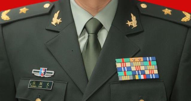 教你如何识别我军军官的级别大小，只看胸前的资历章就行了