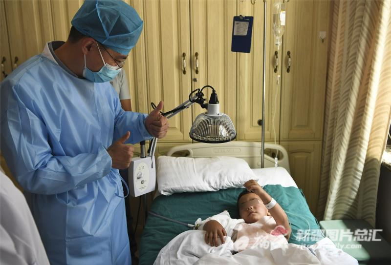 1400公里7小时救助断臂男孩,1400公里陆空接力和田断臂男孩