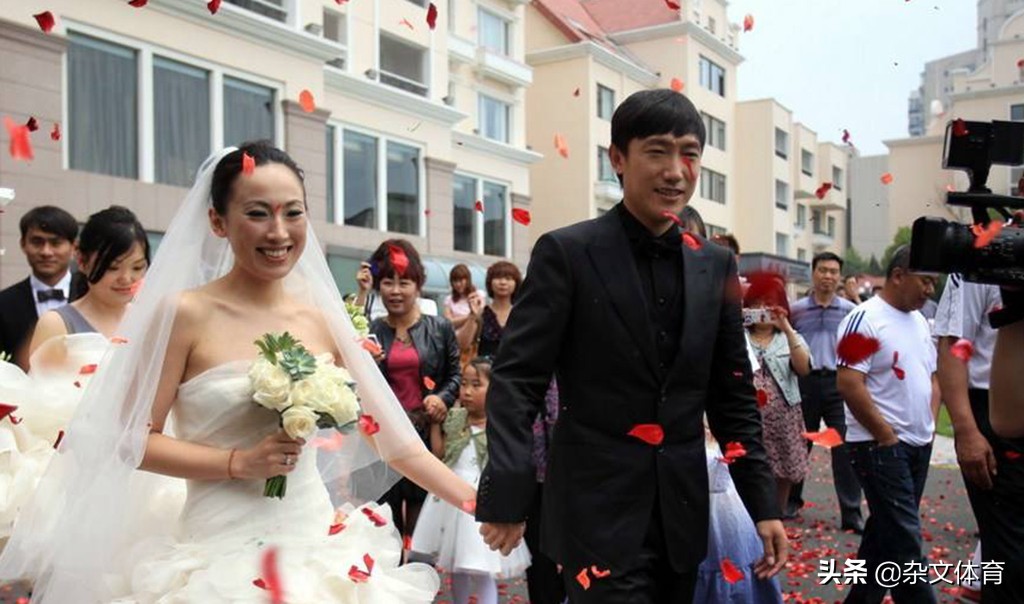 39岁前国脚反对中超限薪！曾错过英超热刺队，妻子是澳洲博士