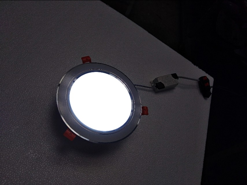 打工卖灯,卖灯人家里灯都是坏的都不想修