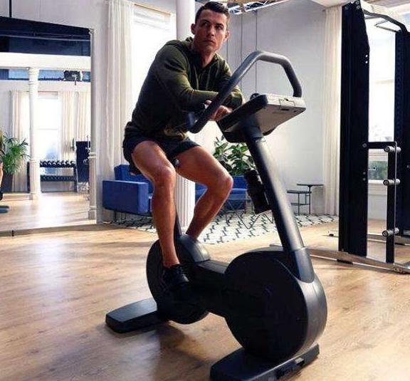 c罗在家穿的白色衣服,c罗在家里生活