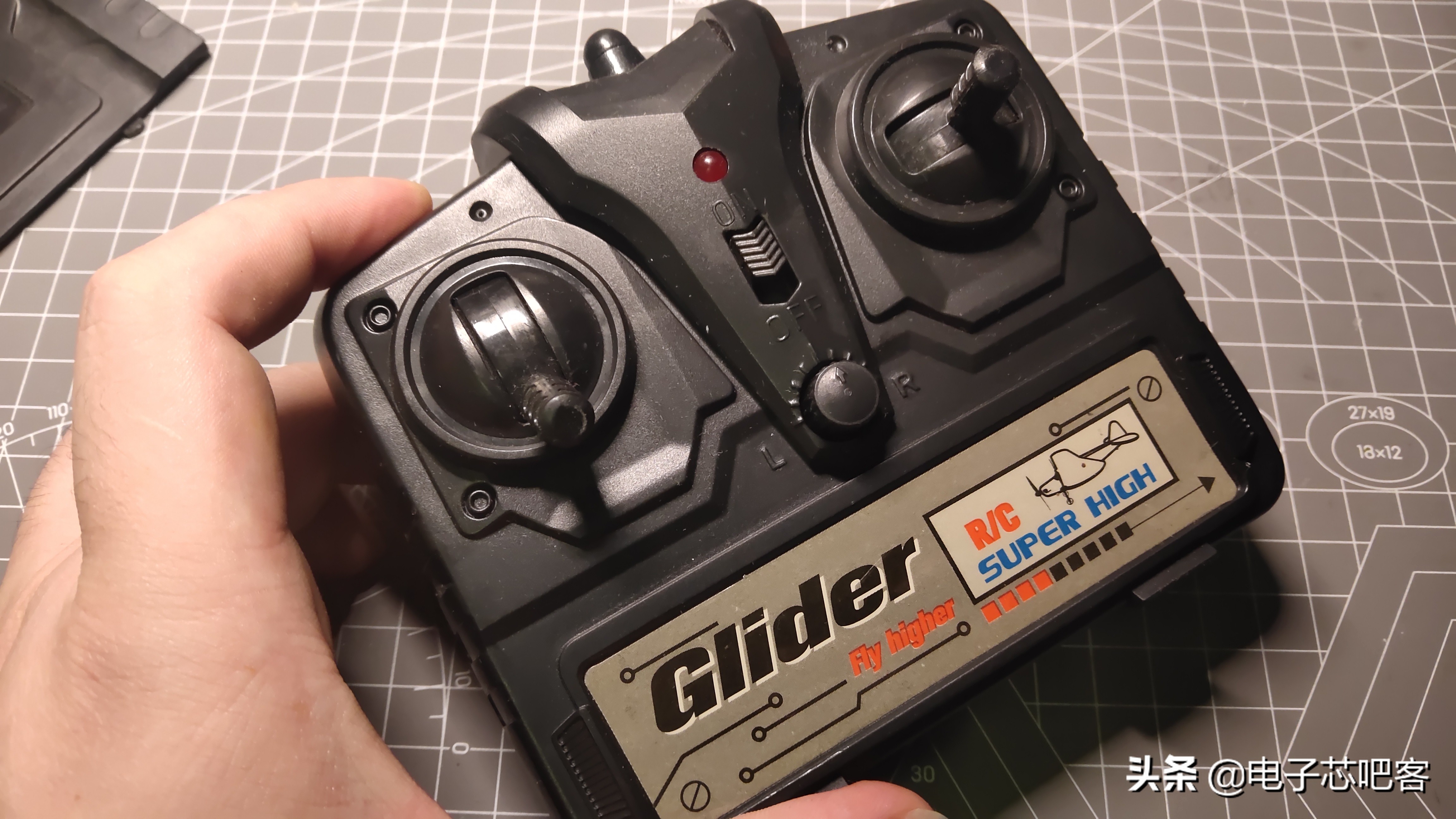 固定翼飞机遥控器坏了,遥控飞机遥控器坏了怎么修