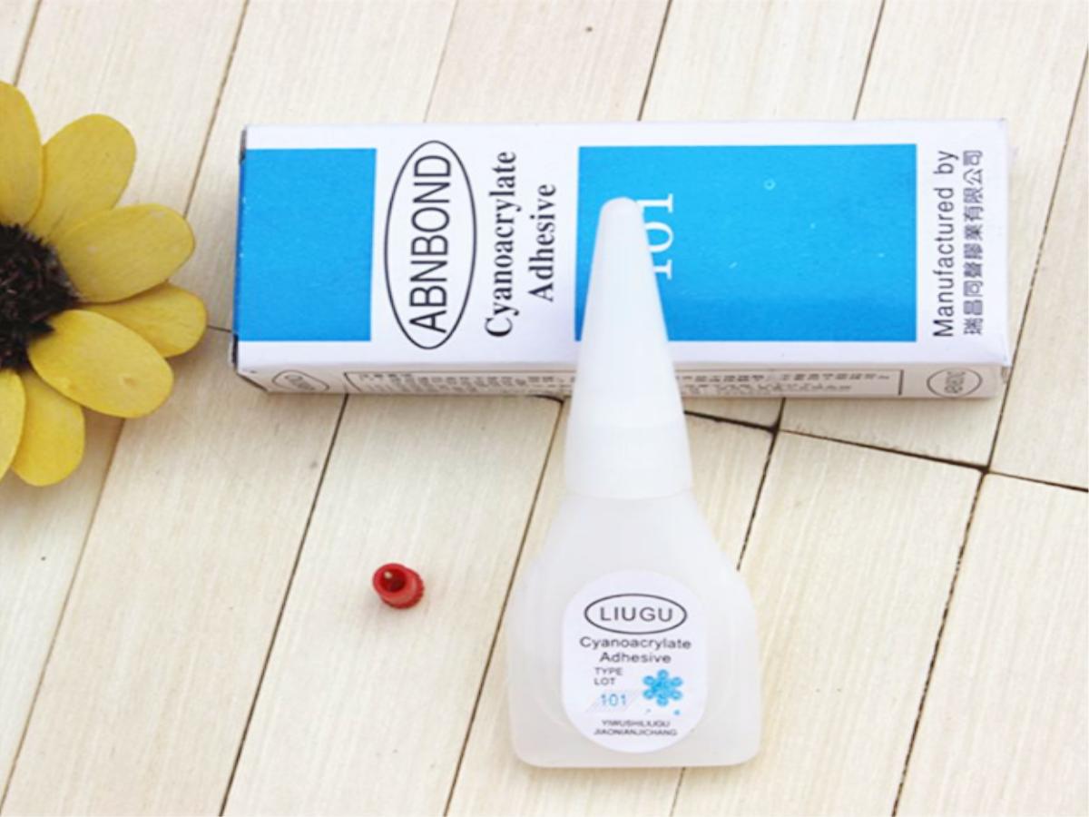 小儿误食了一点点液体胶水,男孩误食手工胶棒急救