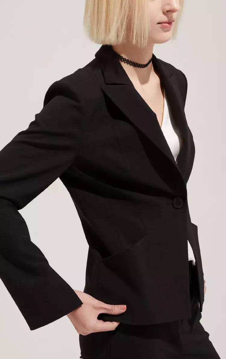 不白、不高、没背景的女孩，如何做到一条ins卖19万？