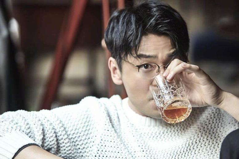 明星偷吃零食被发现,高圆圆被星探发现的照片