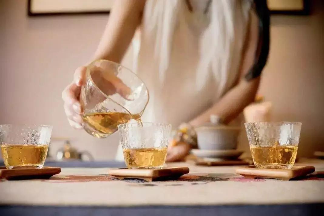 春天的仪式感在一杯茶里,一束花一杯茶的仪式感