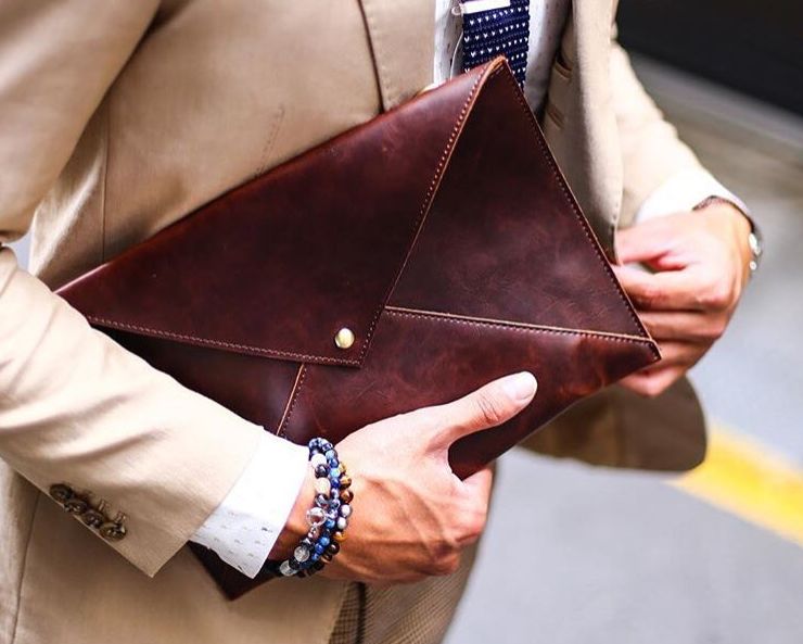 中国男人挎包,男人夹包过时了吗