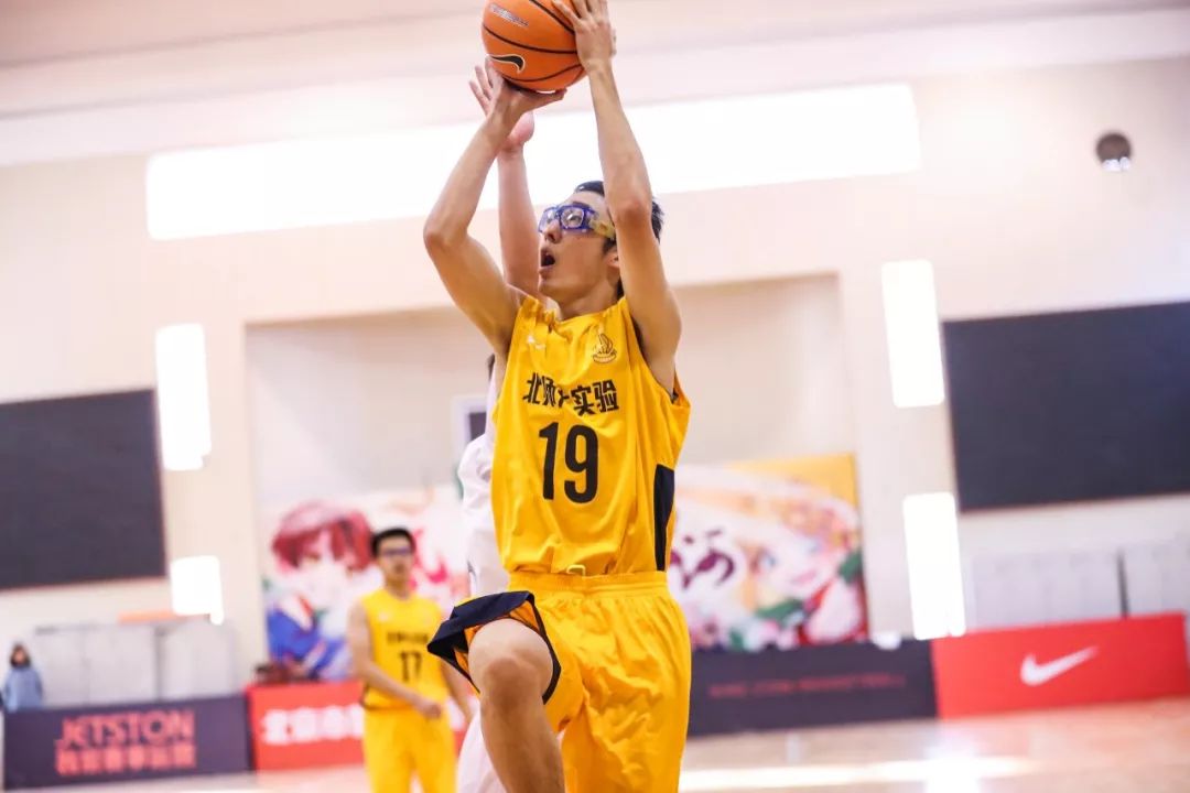 十六强激烈幸存不易新八强更强明日开战丨2018-19耐克高中联赛