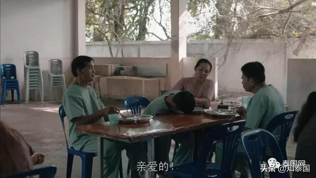 被士兵“上身”的年轻女巫，为何要去舔舐老女人伤痕累累的大腿？