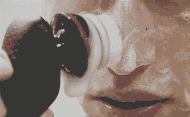 从鼻子里挤出来的白色物体是什么,鼻子上用力挤挤出来白色东西很臭