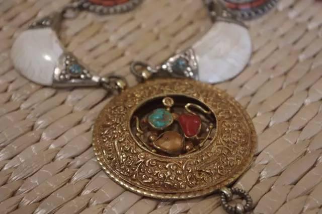 蒙古族为何对银首饰情有独钟,蒙古族为啥喜欢戴银饰