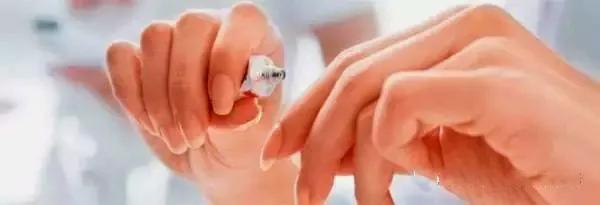 身上皮肤瘙痒起皮皲裂怎么回事,全身皮肤皲裂脱皮是什么病