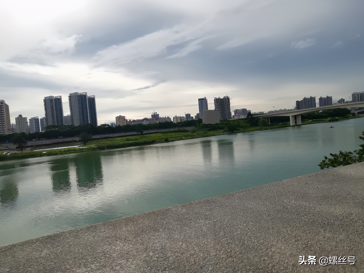 南宁江北大道上下班拥挤不堪，却藏着如画美景