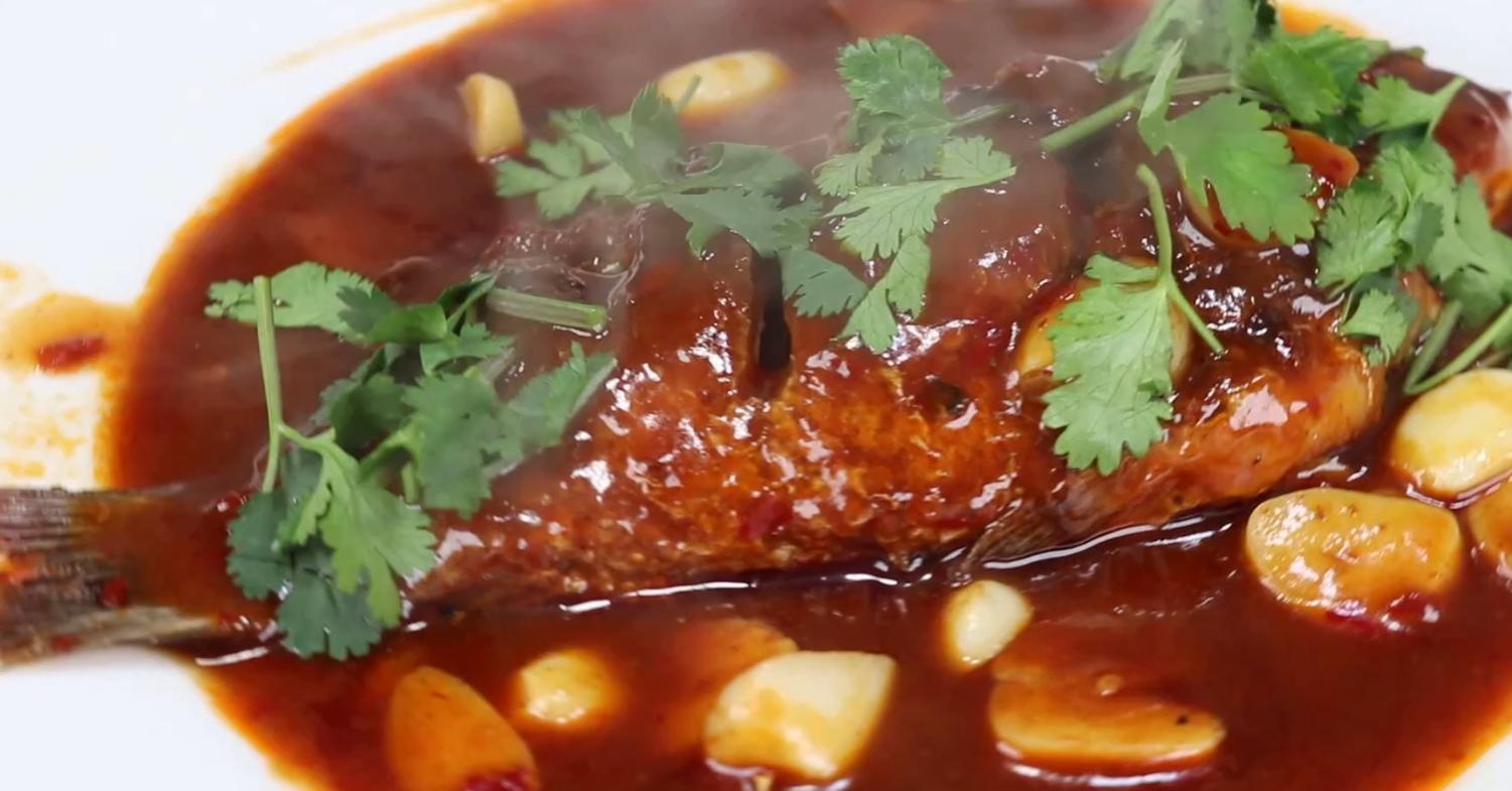 才知道去鱼鳞不要用刀，加一个塑料袋，又快又干净，这方法太棒了