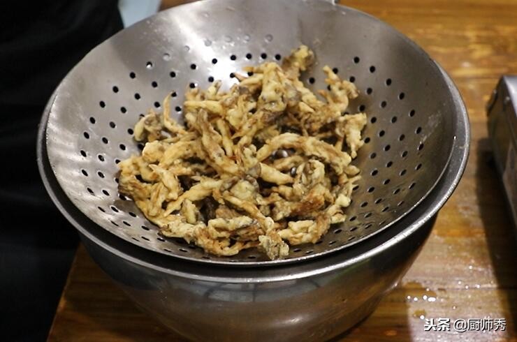 为什么炸的蘑菇很脆但是很油,干炸蘑菇怎么做不回软