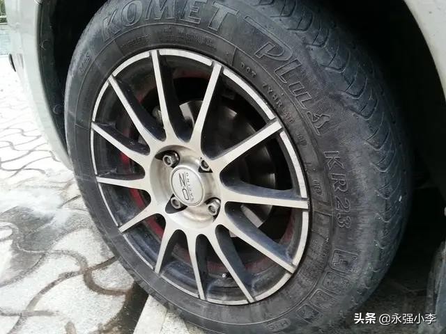 安装汽车轮胎螺丝应该如何操作,轮胎螺栓是怎么固定的