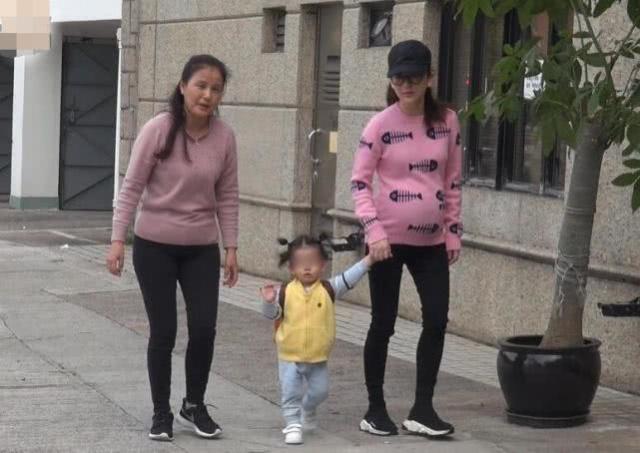 偶遇郭富城和方媛散步,天王嫂方媛光速瘦身