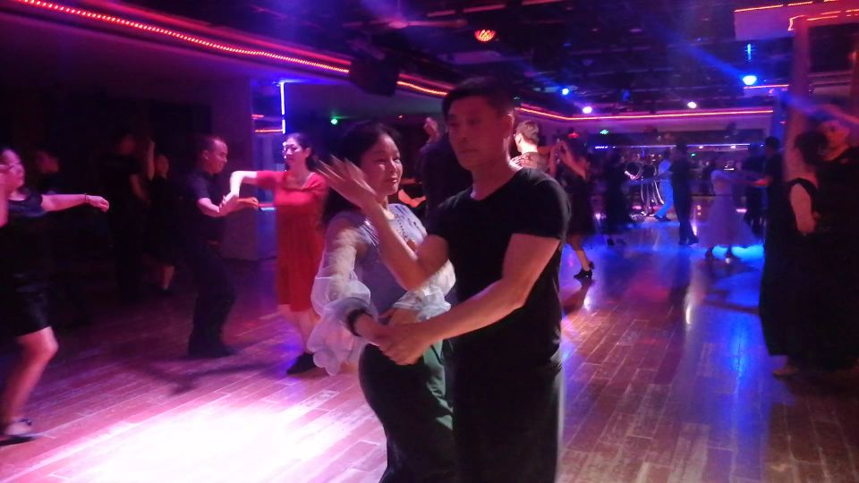 跳舞不想找舞伴,想找个舞伴一直找不到