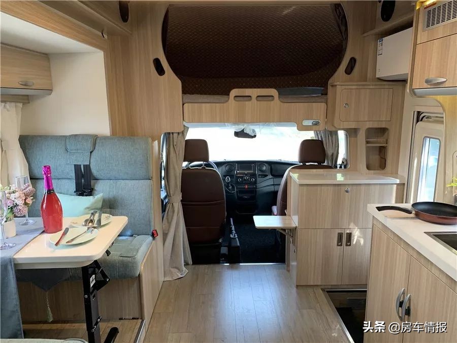 超实用超时髦的大容量房车,适合一家七口出行的四驱房车