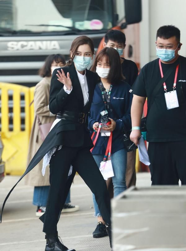 angelababy迪拜路透高定,angelababy黑色西装加腰带