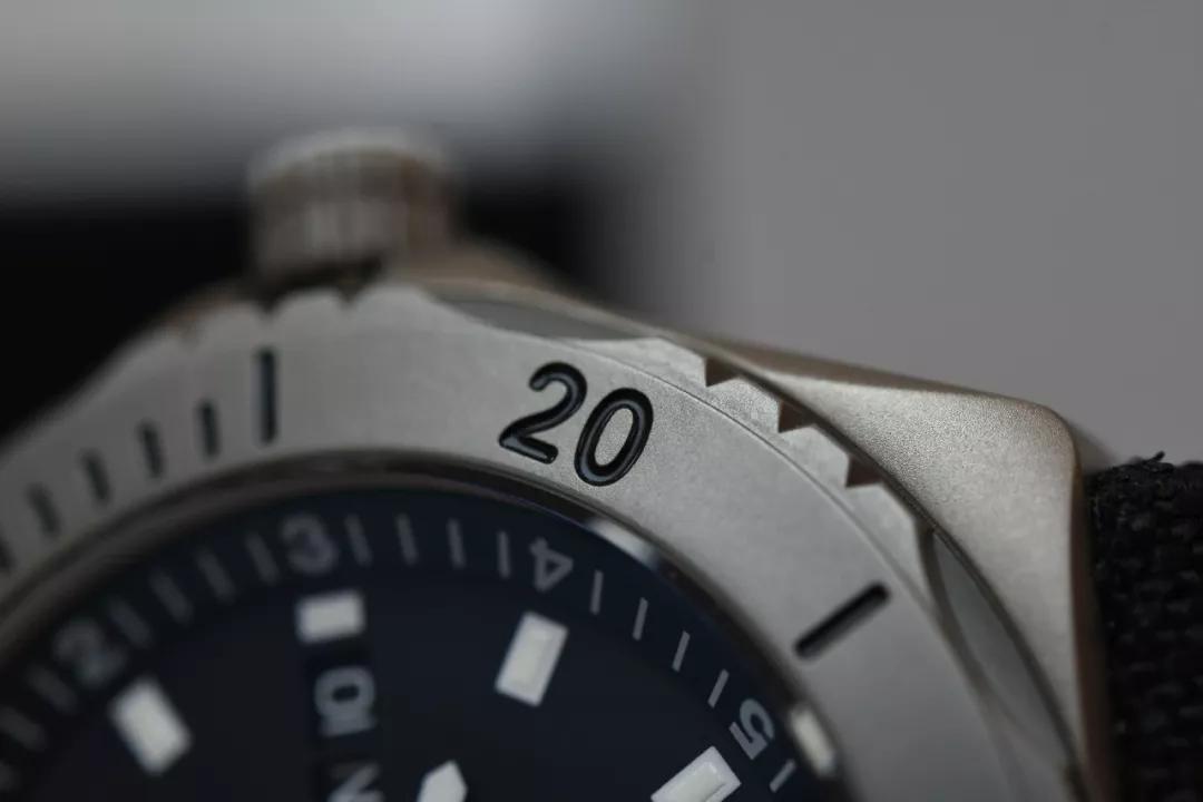 百年灵对比浪琴,百年灵超级海洋和浪琴祖鲁哪个好