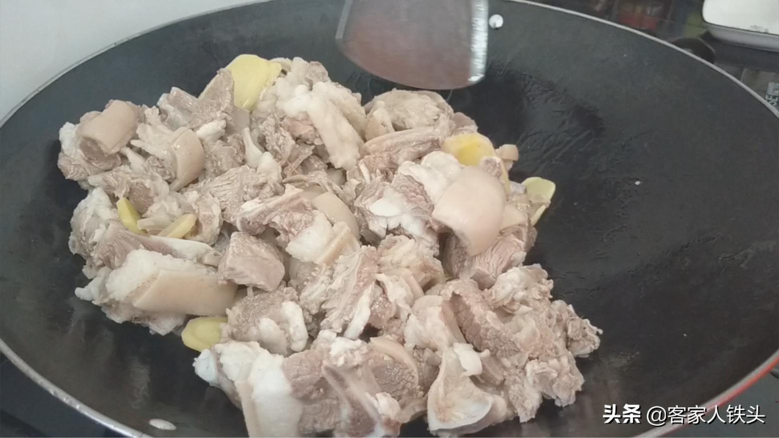 天冷了羊肉火锅怎么做好吃,冬天多吃羊肉教你孜然羊肉的做法