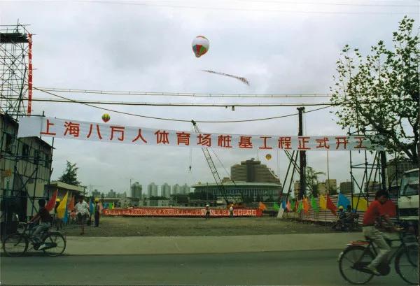 跑道翻新全过程视频,跑道看台翻新