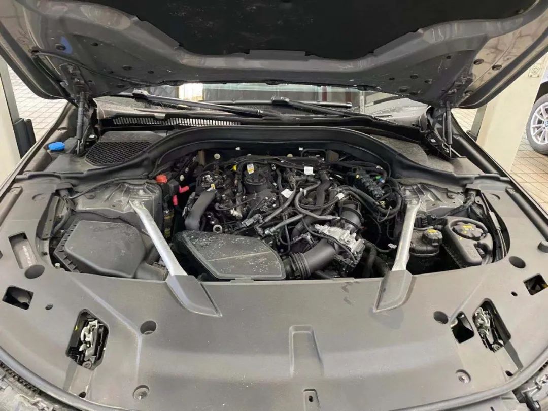 宝马8系双门碳纤维,宝马8系四门版的驾驶感受