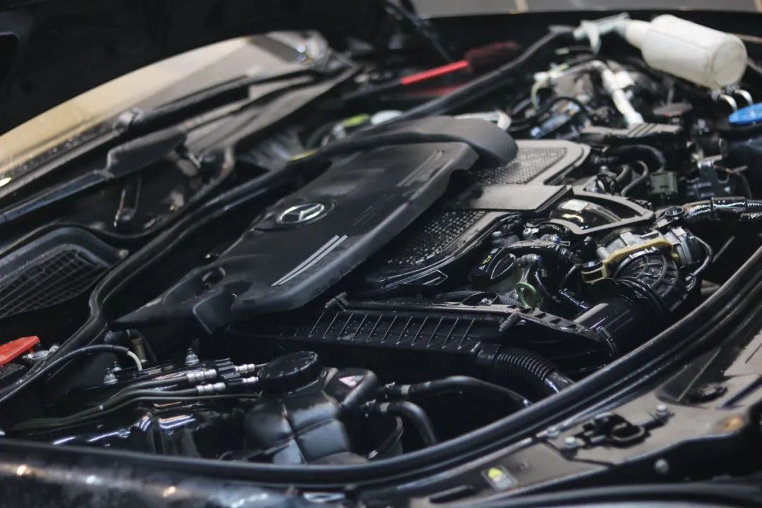 奔驰w221升级新款w222s450外观,老款奔驰w211e260翻新整备