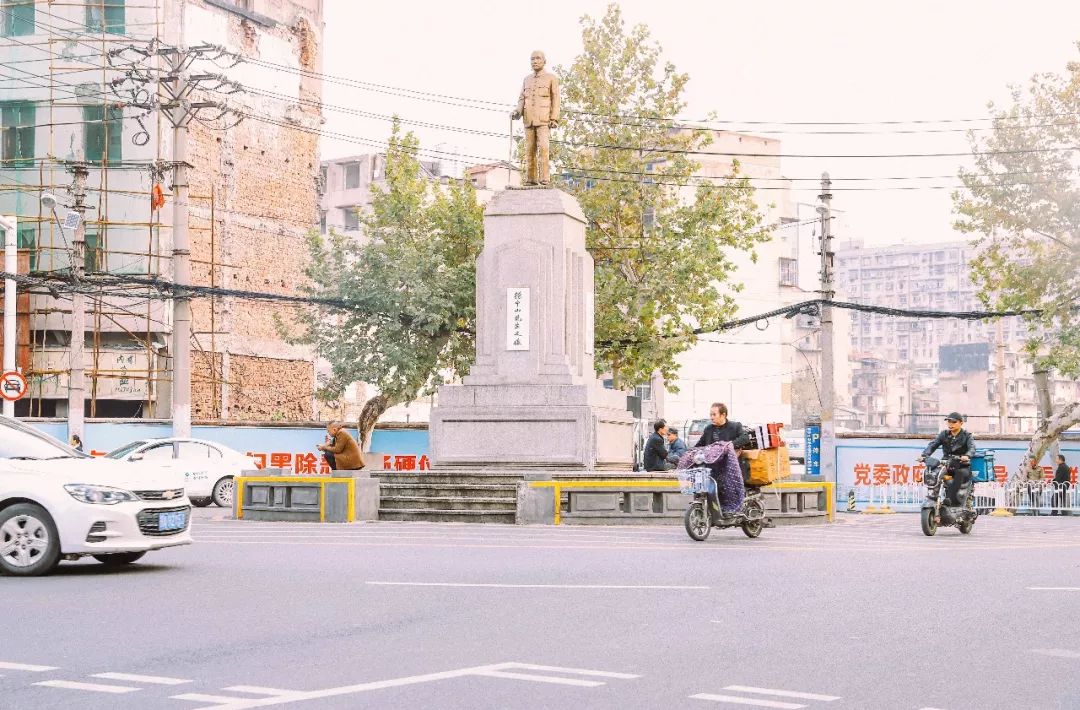 穿梭60年,武汉公交无轨电车1路